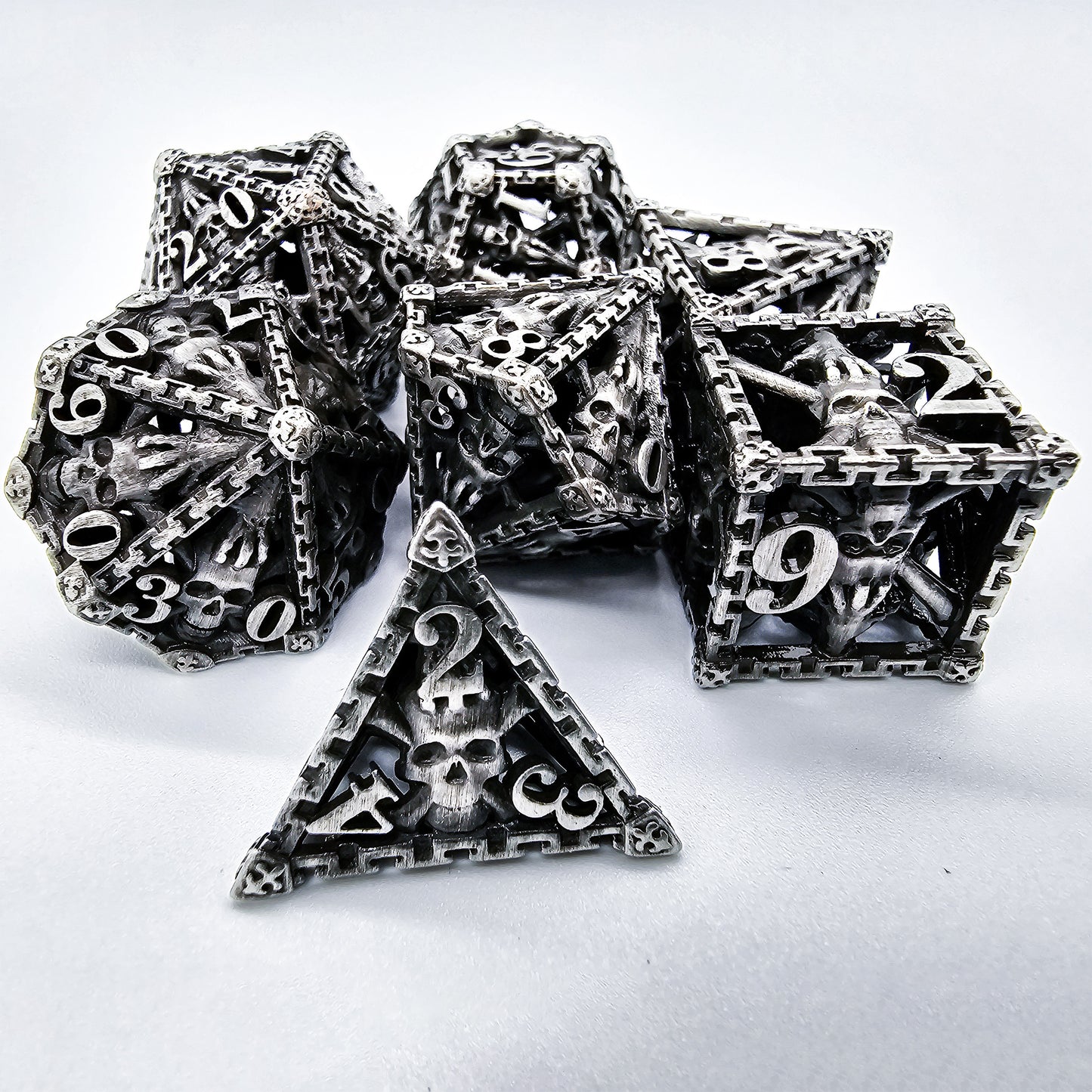 Hollow Metal Silver / Gray /Grey Skull/Skeleton 7 Piece Dice Set + Metal Container